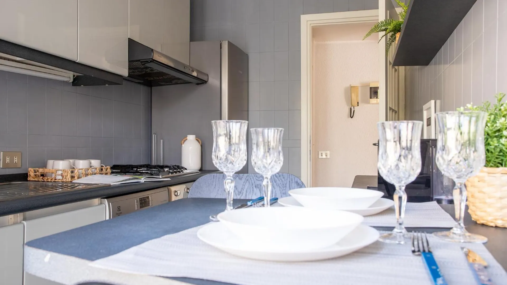 Ampio Ed Elegante Appartamento - 2 Camere E 2 Bagni Milan 0*,  Italy
